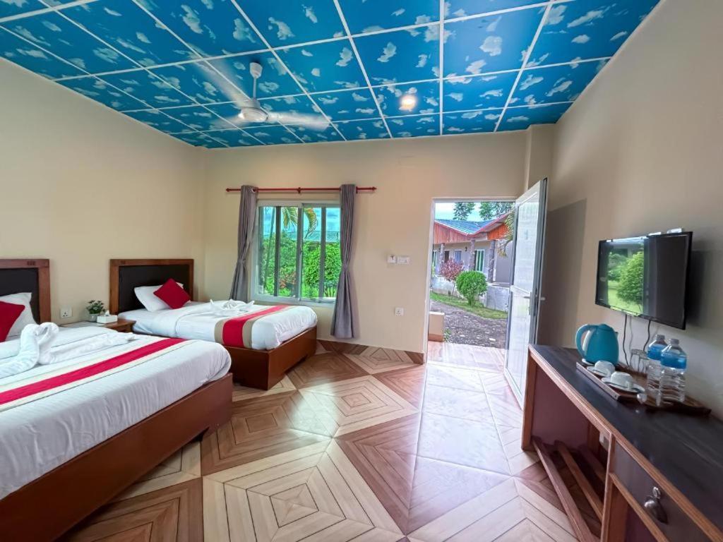 Hotel Greenland Safari Sauraha Exterior photo